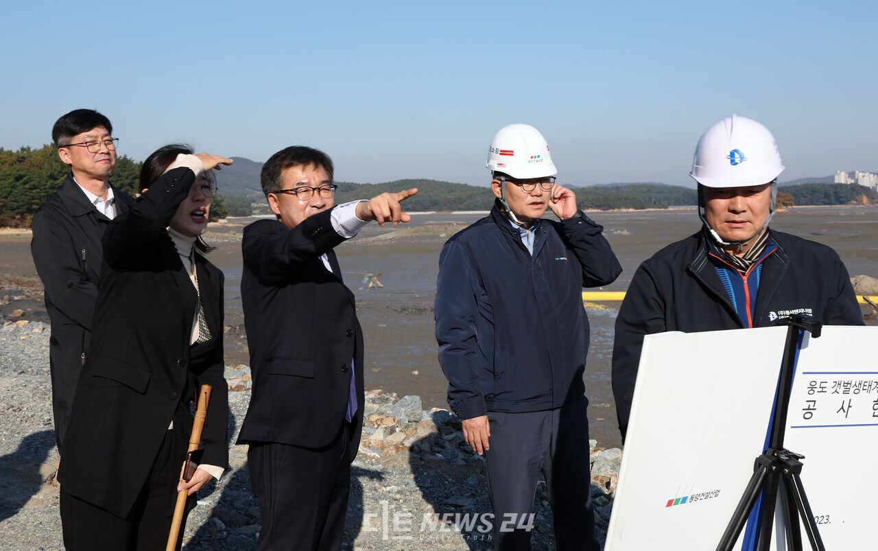 도는 7일 서산 베니키아 호텔에서 전형식 도 정무부지사, 서산시·태안군 관계자, 해양수산부와 전라남도 관계자, 가로림만 어촌계장 등 50여 명이 참석한 가운데 국가해양생태공원 발전 방안 정책토론회를 열었다. 참석자들이 가로림만 현장을 둘러보고 있다. 충남도