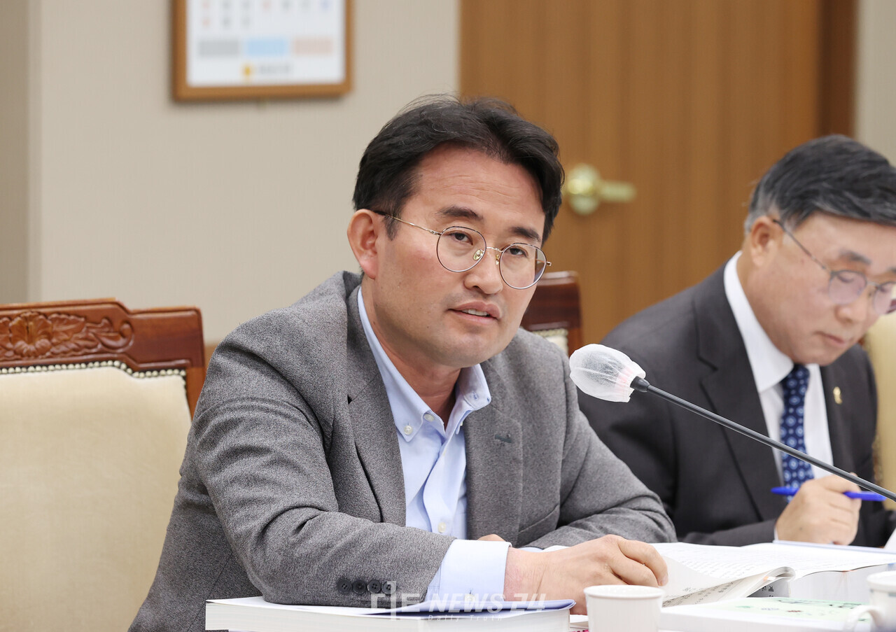 안장헌 도의원(아산5·더불어민주당)이 11일 열린 2024년도 충청남도의회 기획경제위원회 기획조정실 행정사무감사에서 청소년 스마트폰‧인터넷 과의존 관련 예산 확대를 촉구했다. 안장헌 의원
