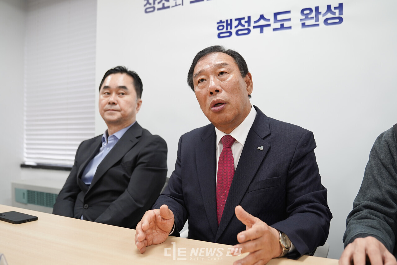 최민호 세종시장과 김종민 국회의원이 14일 세종시 국비확보 상황실 현판식 후 기자간담회를 갖고 있는 모습. 황재돈 기자. 