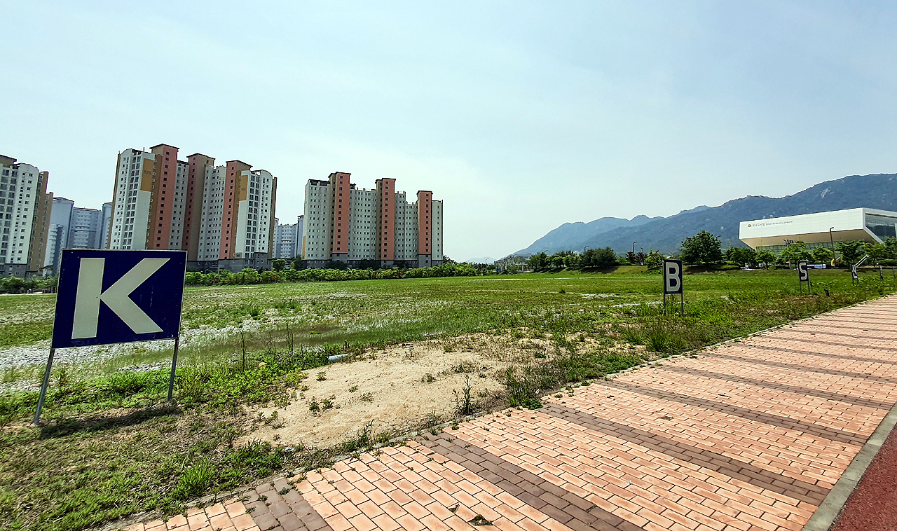 충남도청 앞 내포신도시 노른자위에 위치한 KBS충남방송국 부지. 매입한 지 10년이 넘었지만 방송국 설립에 별다른 진척이 없는 상황이다. 자료사진. 