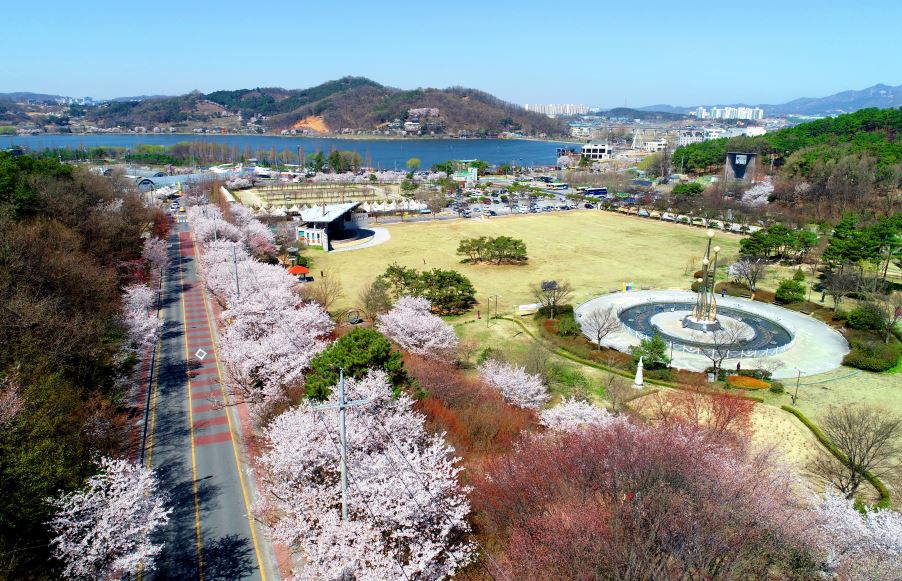 신정호가 보이는 전경.