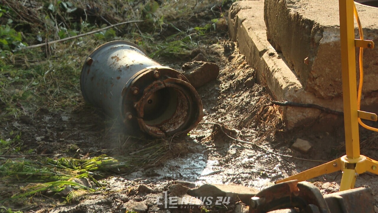 7일 오후 10시 20분께 홍성 구항면 지정리 일대에 설치한 서산계통 홍성가압장 공기밸브가 노후로 파손되면서 8일 오전부터 서산, 태안, 당진, 홍성 4개 시군에 순차적으로 단수가 진행 중이다. 수돗물 공급은 빨라야 9일 오전이나 돼야 재개가 가능할 것으로 보인다. 사진은 노후돼 파손된 상수도 밸브. 홍성군