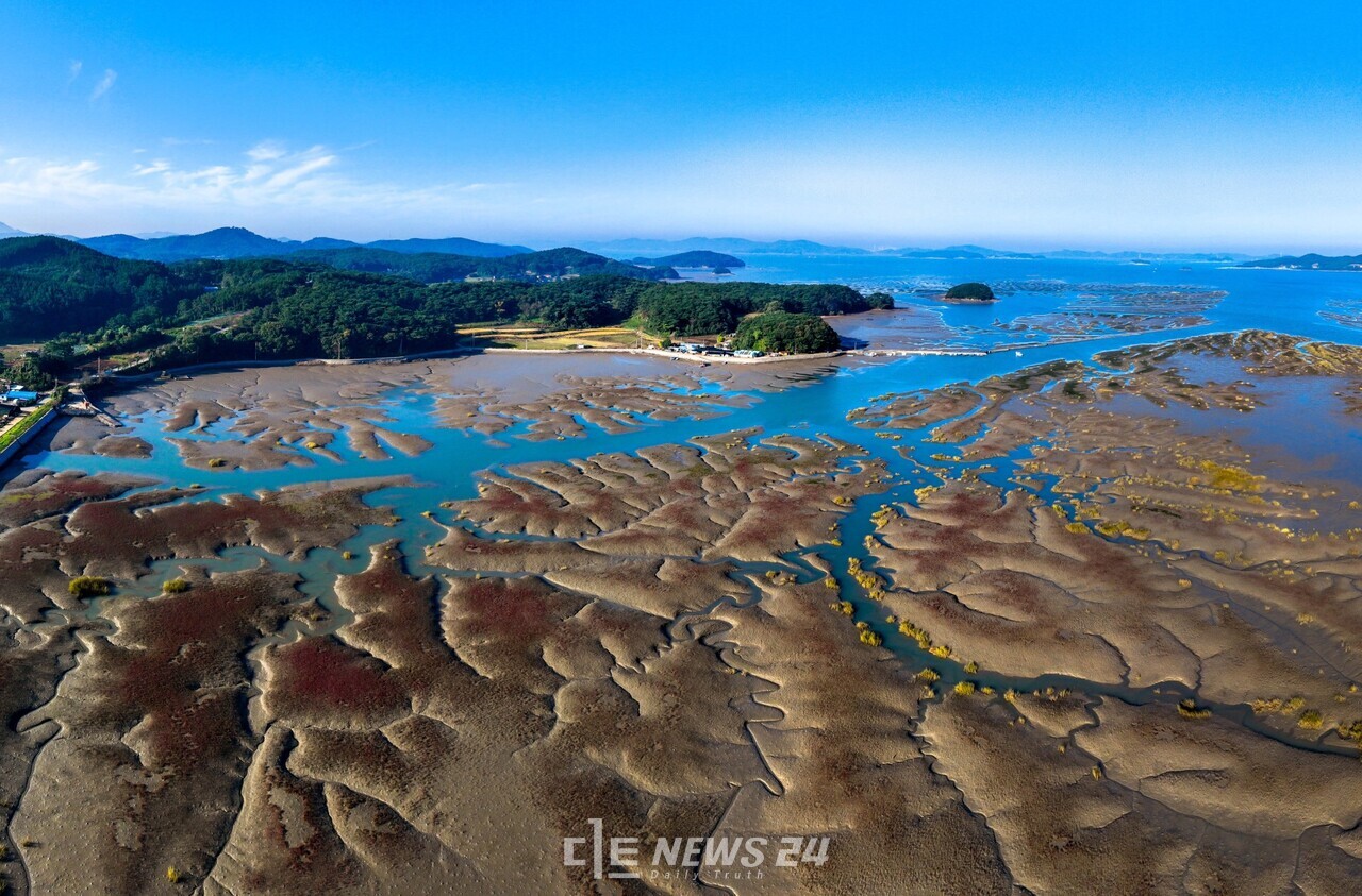 충남도가 주최한 ‘2024 제3회 드론 영상·사진 공모전’에서 영예의 대상을 받은 최차열(충남 서산) 씨의 가로림만을 담은 작품.  충남도