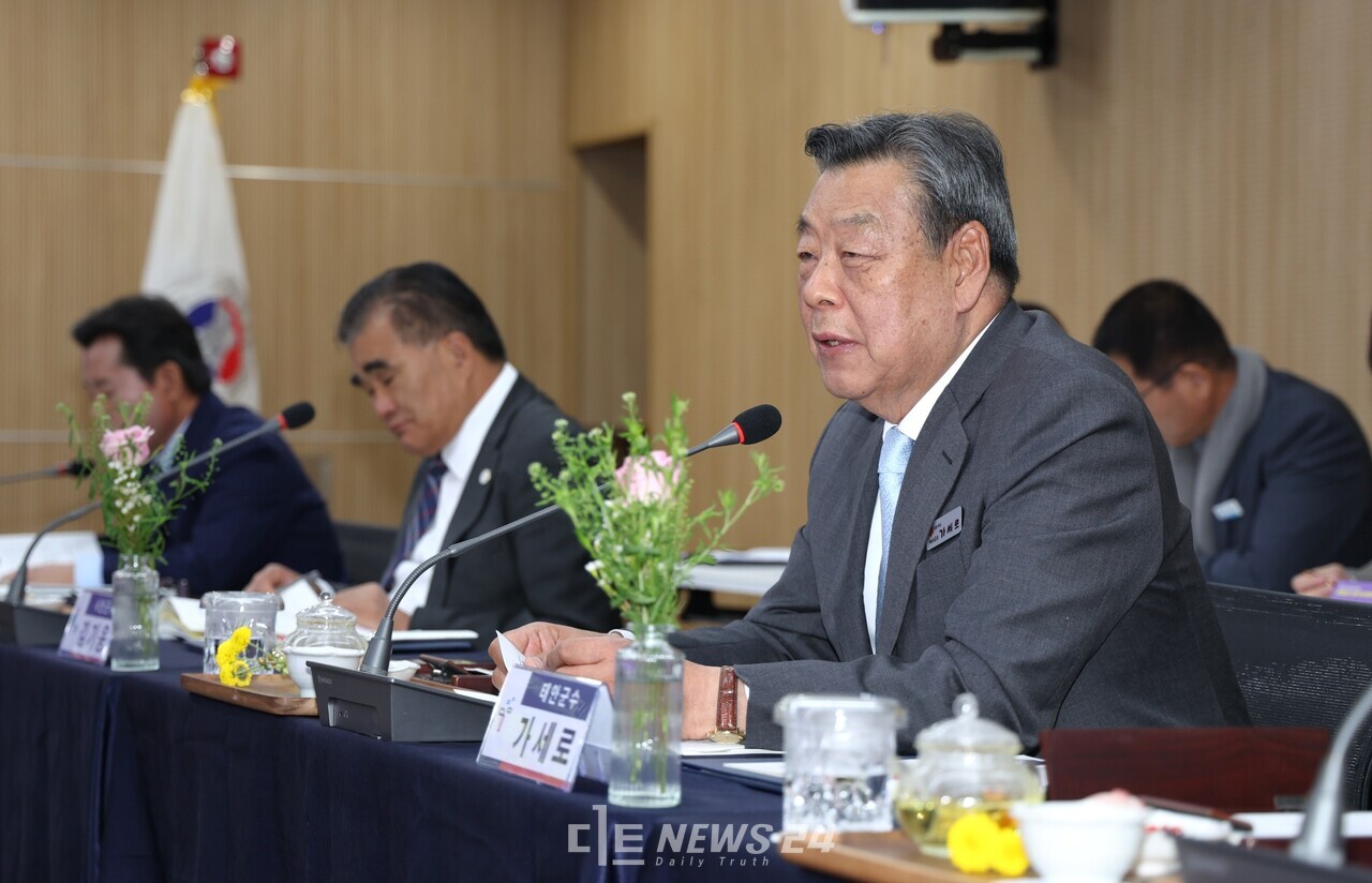  19일 논산시 한국유교문화진흥원에서 열린 충남 시장·군수협의회에서 발언하고 있는 가세로 태안군수. 태안군