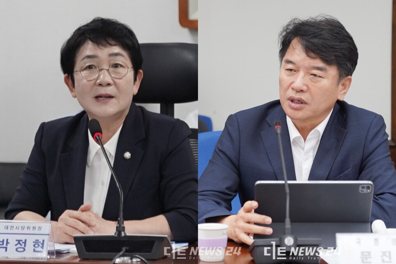 더불어민주당 박정현 대전시당위원장(왼쪽)과 문진석 충남도당위원장. 자료사진.