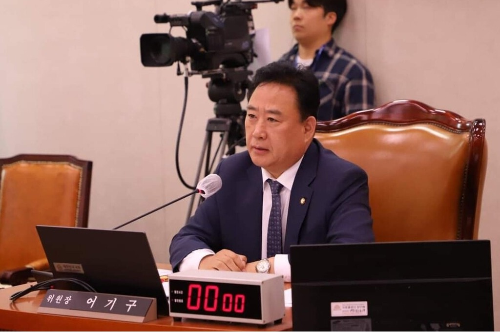 야당 단독 의결로 양곡관리법 개정안 등 4법이 지난 21일 늦은 오후 국회 농림축산식품해양수산위원회를 통과했다. 의결에 불참한 여당은 “입법 폭주”라고 반발했지만, 어기구 농해수위 위원장(더불어민주당·충남당진)은 “쌀값 폭락을 더 이상 방치할 수 없다”며 법안 필요성을 강조했다. 어 의원 페이스북 갈무리. 