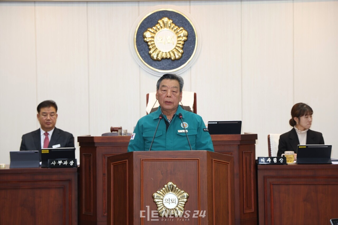25일 태안군의회 본회의장에서 열린 ‘제308회 태안군의회 제2차 정례회’에서 시정연설 중인 가세로 태안군수. 태안군