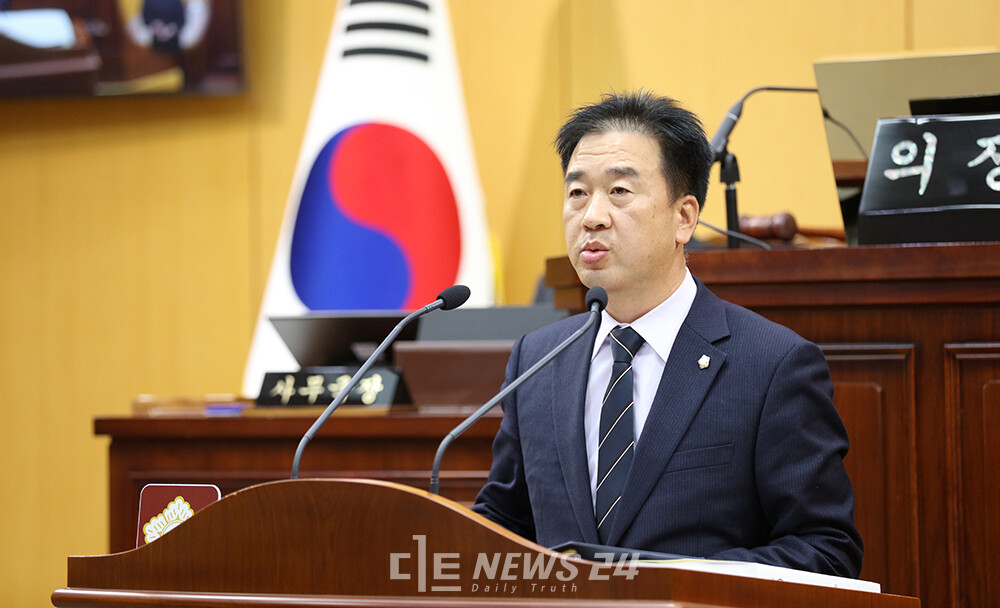 25일 서산시의회 정례회 본회의에서 서산시비정규직지원센터 관련 5분 발언을 하고 있는 최동묵 시의원. 서산시의회