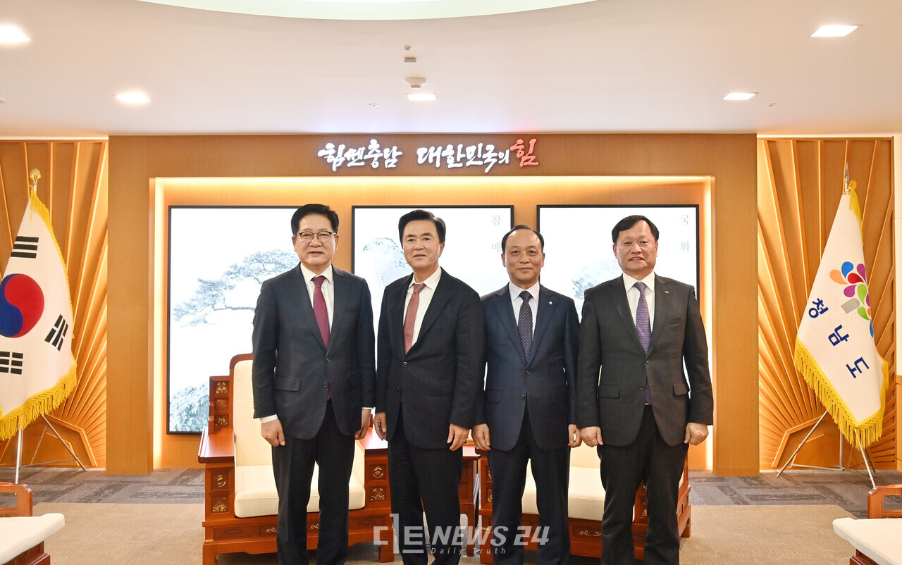 김태흠 충남도지사(왼쪽에서 두번째)는 25일 이영조 한국중부발전 사장, 권명호 한국동서발전 사장, 이정복 한국서부발전 사장 등 도내 발전 3사 신임 사장들과 만나 석탄화력발전소와 탈석탄, 정의로운 전환 등 탄소중립 실현을 위한 발전·협력 방안을 논의했다. 충남도