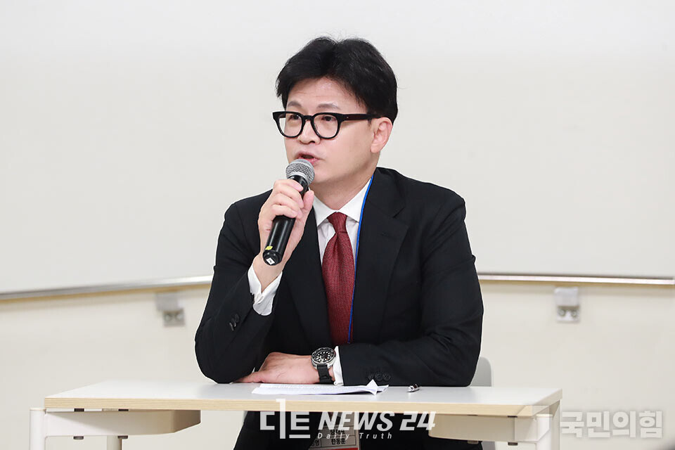 한동훈 국민의힘 대표가 4일 국회 진입을 꾀하는 군경을 향해 메시지를 날렸다. 반헌법적 계엄에 동조하지 말라는 것. 자료사진.