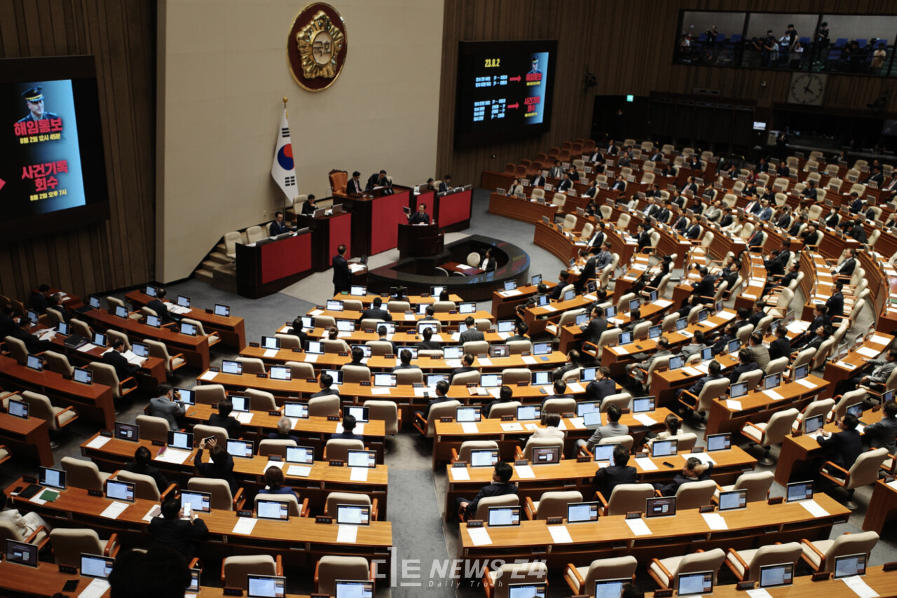 국회가 4일 오전 본회의를 열어 대통령 비상계엄 해제 요구 결의안을 의결했다. 재석 의원 190인 중 190인 전원 찬성으로 가결됐다. 자료사진.