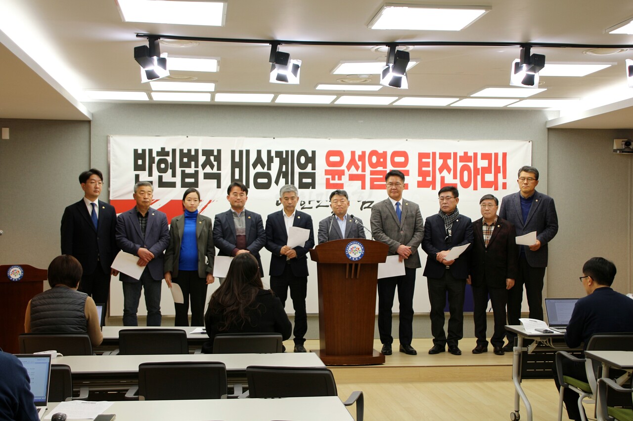 충남도의회 민주당 소속 의원들이 4일 도청 브리핑룸에서 윤석열 대통령의 하야를 촉구했다. 김다소미 기자. 