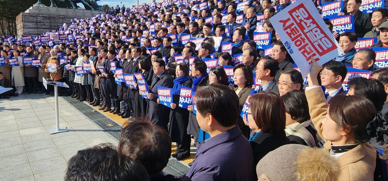 4일 서울 여의도 국회 본청 앞 계단에서 열린 ‘윤석열 대통령 사퇴촉구 탄핵추진 비상시국대회’ 모습. 대전지역 시구의원도 참석했다. 신혜영 대전 서구의원 제공.