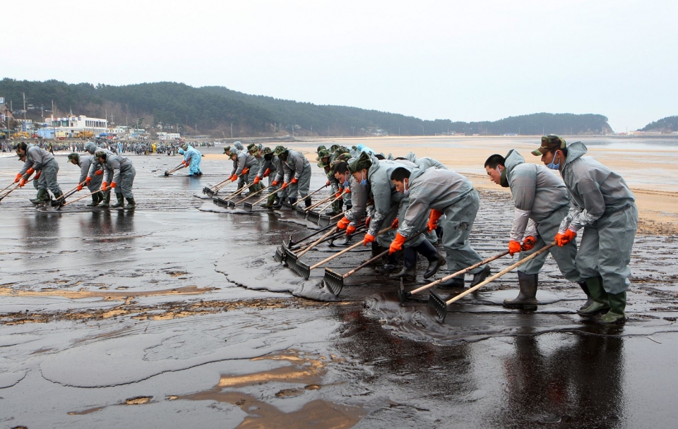  군 장병이 대민 지원 작업을 진행하는 모습. 디트뉴스 자료사진