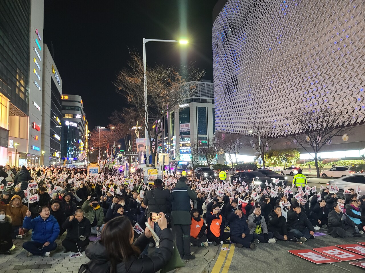각계각층 대전시민들이 4일 오후 7시 대전 둔산동 은하수네거리에 모여 대통령 퇴진을 촉구하고 있다. 한지혜 기자.