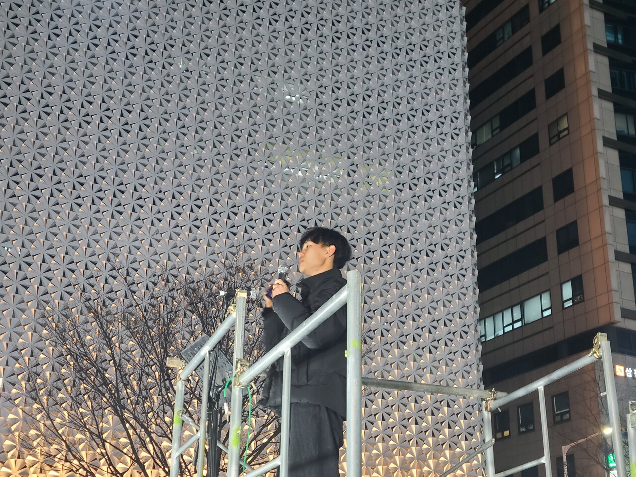 이해천 대전충청대학생진보연합 대표가 4일 열린 규탄대회에서 발언하고 있다. 한지혜 기자.