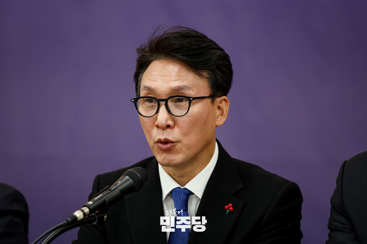 김민석 더불어민주당 최고위원이 윤석열 대통령의 '2차 비상계엄 선포' 가능성을 예견했다. 김 최고위원은 지난 8월 윤 대통령 충암고 선배인 김용현 전 경호처장을 국방장관으로 내정하자 ‘계엄령을 준비하는 것’이라고 주장한 바있다. 민주당 제공.