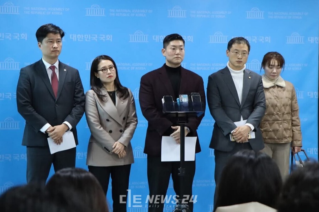 국민의힘 소속 김예지·김재섭·김상욱·김소희·우재준 의원이 5일 국회 소통관서 기자회견을 열어 윤석열 대통령 비상계엄 선포 사과와 대통령 임기 단축 개헌을 제안했다. 우재준 의원 페이스북 갈무리. 