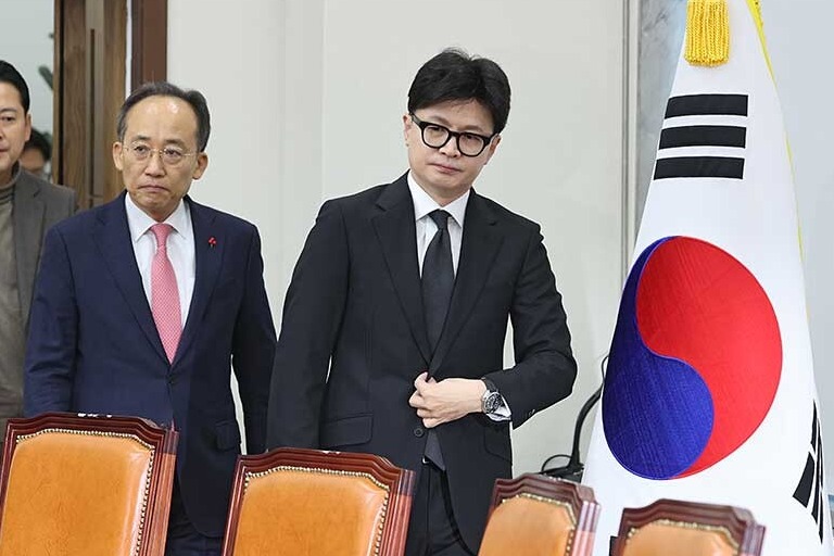 한동훈 국민의힘 대표가 “탄핵 통과되지 않도록 노력하겠다”는 기존 입장을 바꿔 “대통령의 조속한 직무정지가 필요하다”고 6일 밝혔다. 