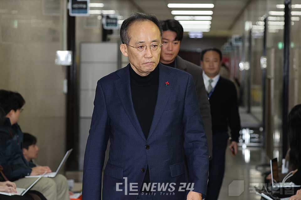 더불어민주당이 추경호 국민의힘 원내대표를 내란죄 혐의로 고발을 검토키로 했다. 국회 비상계엄 해제 의결안 표결을 방해했다는 이유에서다.  국민의힘 제공.