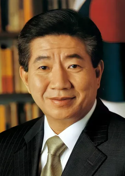 노무현은 국회 탄핵을 받았지만, 헌법재판소가 기각해 대통령직에 복귀했다.