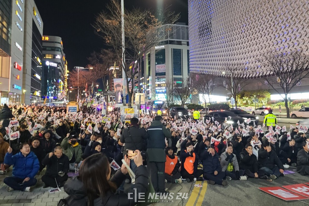 각계각층 대전시민들이 4일 오후 7시 대전 둔산동 은하수네거리에 모여 대통령 퇴진을 촉구하고 있다. 한지혜 기자.