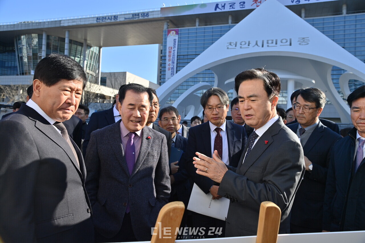 충남도가 2030년까지 경유버스 1200대를 수소버스로 바꾼다. 6일 열린 ‘2030 청정 수소로(路) 이음 업무협약’에 참석한 (앞줄 오른쪽부터) 김태흠 충남지사, 김지철 충남교육감, 홍성현 충남도의장. 충남도