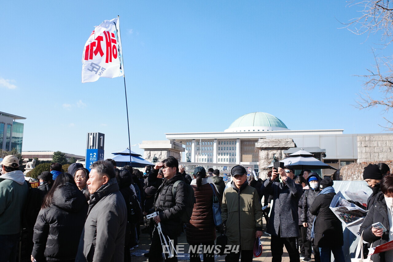 7일 오후 2시 기준 국회의사당 인근으로 모여드는 인파들. 황재돈 기자. 