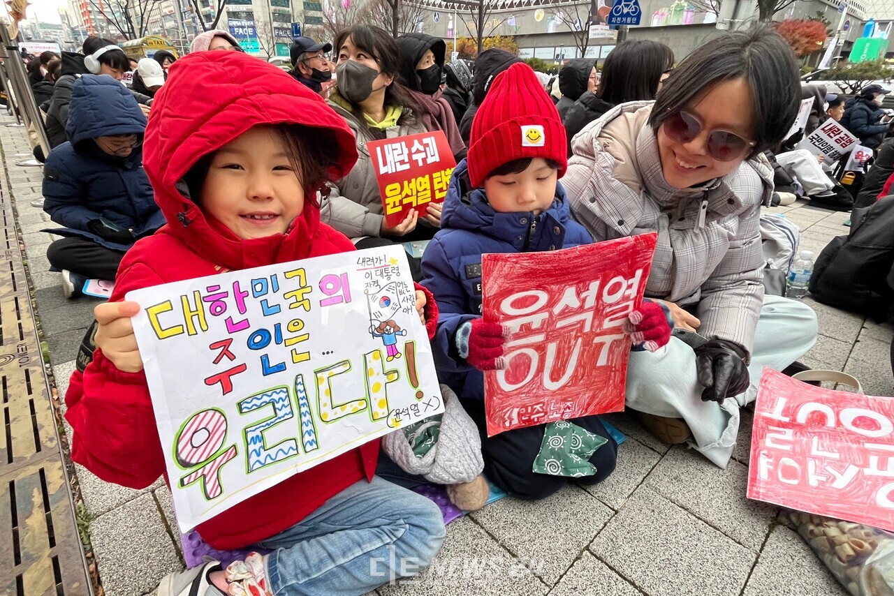 대전시민 천정연씨가 어린 자녀와 윤석열 대통령 탄핵 10차 시민대회에 참여한 모습. 유솔아 기자. 