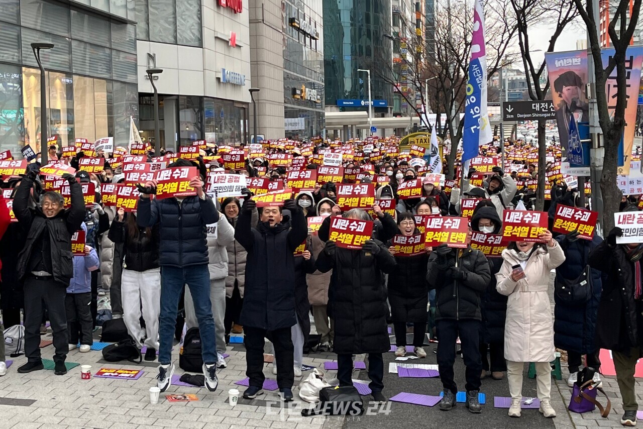 윤석열정권퇴진대전운동본부가 주최한  '불법계엄 규탄, 내란죄 윤석열탄핵 10차 시민대회'에 참여한 시민 모습. 유솔아 기자. 