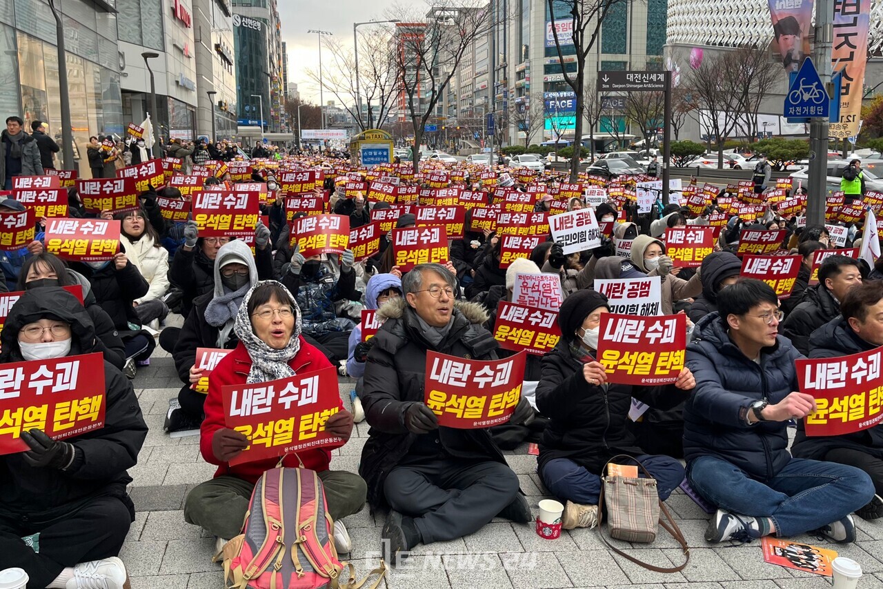 대전 은하수네거리  '불법계엄 규탄, 내란죄 윤석열탄핵 10차 시민대회'에 참여한 시민 모습. 유솔아 기자.