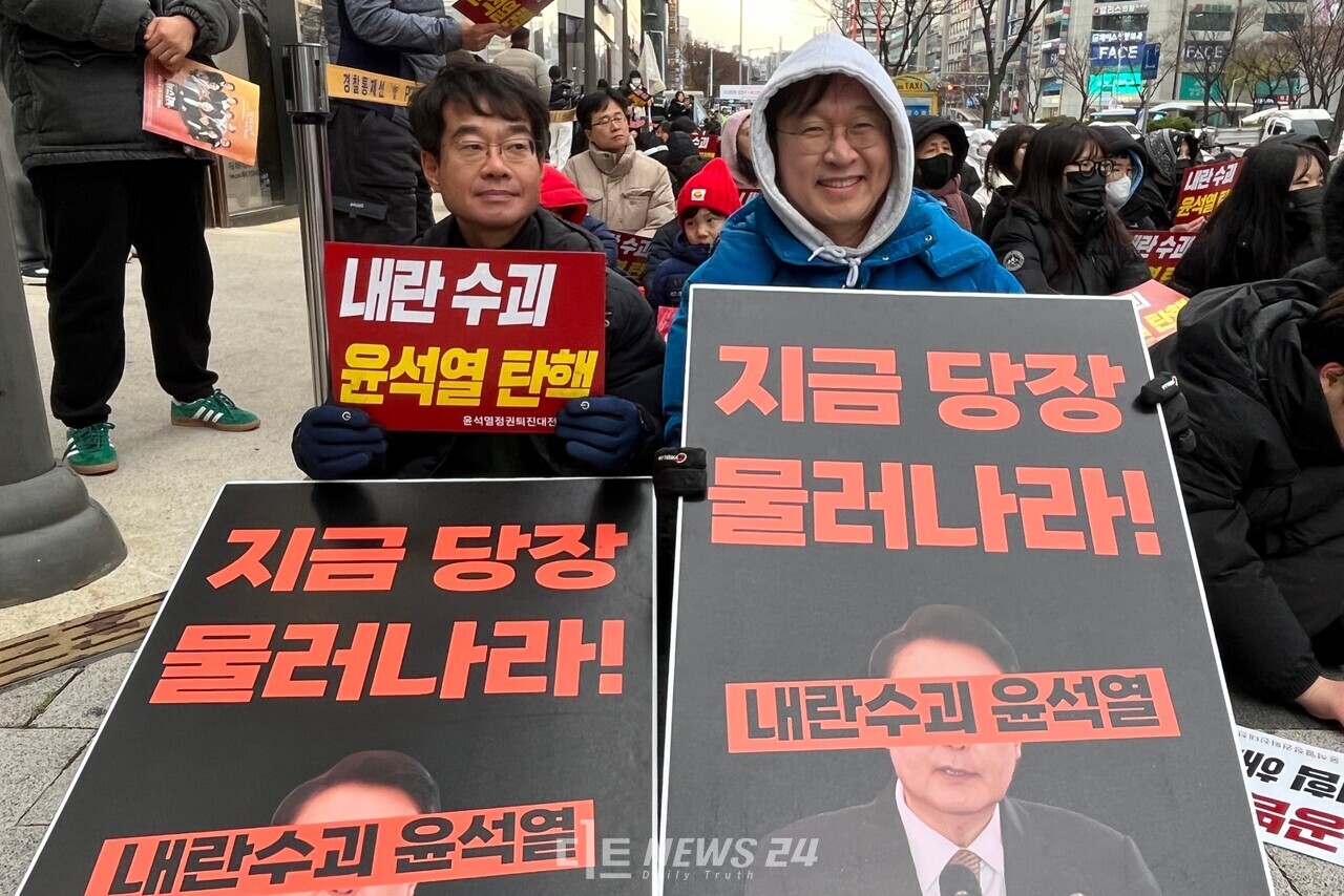 이교선 대전언론노조 MBC본부 대전지부장(오른쪽)이 시민대회에 참석했다. 유솔아 기자. 