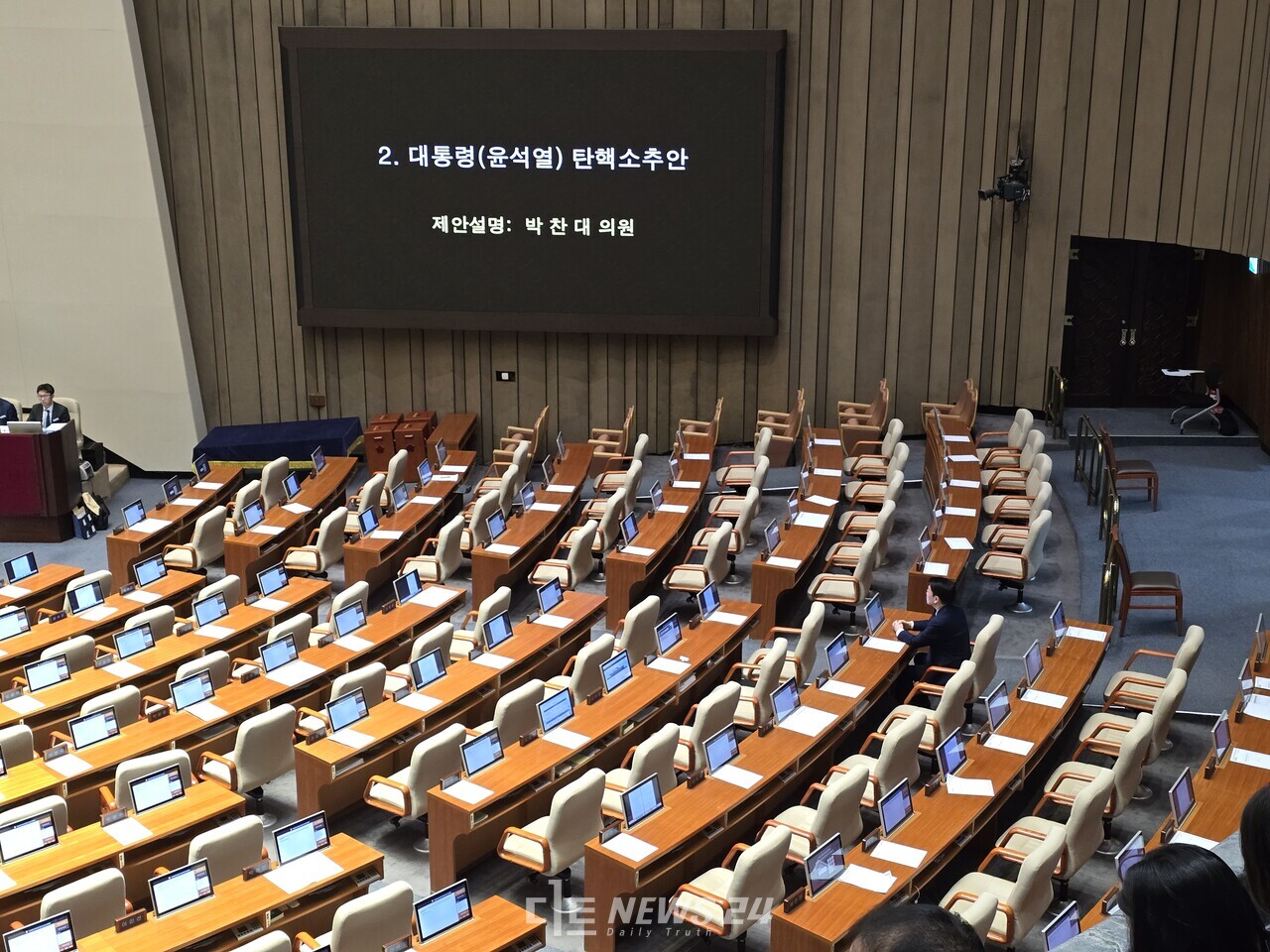 안철수 국민의힘 의원만이 본회의장을 지키고 있다. 황재돈 기자.