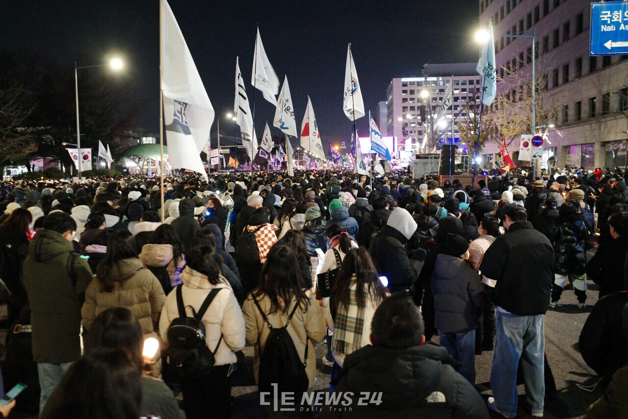 여의2교네거리에서 국회 정문 방향으로 수많은 인파가 운집한 모습. 황재돈 기자. 