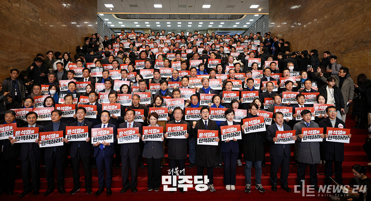 더불어민주당 등 야당이 대통령 탄핵소추안 표결에 불참한 국민의힘을 향해 일제히 규탄했다. 탄핵안 투표에는 195명이 참여, 의사정족수 미달로 결국 폐기됐다.  민주당 제공.