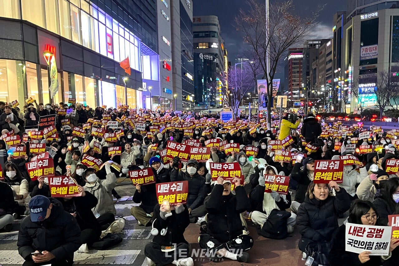 지난 7일 대전 둔산동 은하수네거리에서 열린 윤석열 탄핵 10차 시민대회 모습. 김건희 특검법이 세 번째 부결을 맞자 야유가 터져나왔다. 유솔아 기자. 