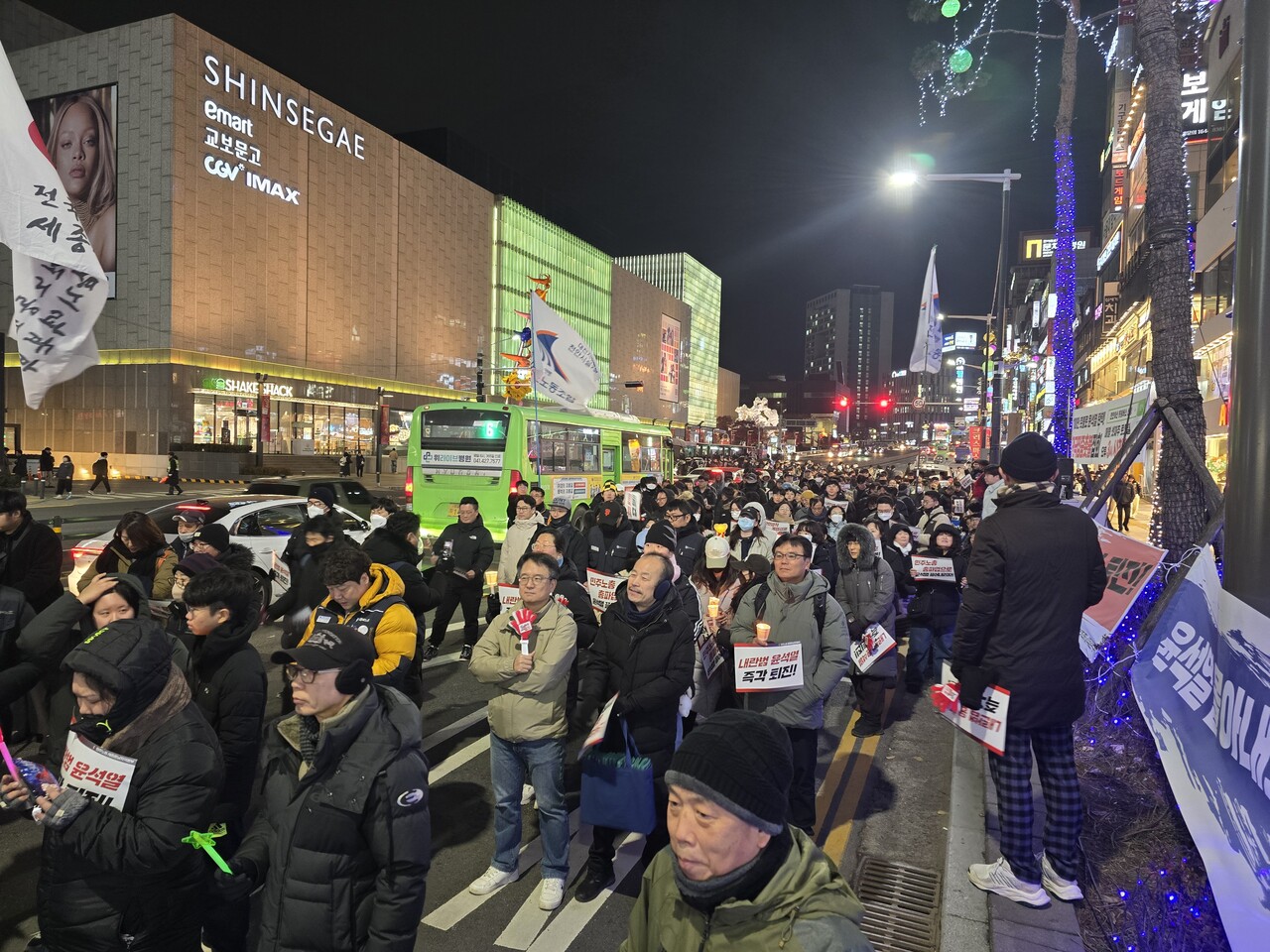 천안 신세계백화점 인근에서 시국 규탄 집회가 열렸다. 거리를 메운 시민들 모습. 최진섭 기자. 