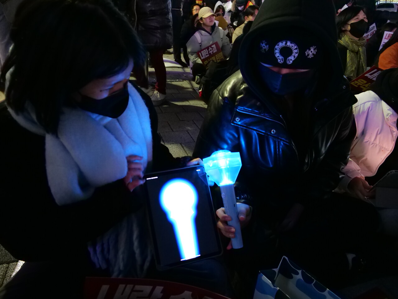 대전지역 소재 대학교에 재학중인 학생들이 직접 소포장한 간식과 스마트 패드에 담은 응원봉을 준비해 집회에 참석했다. 한지혜 기자.