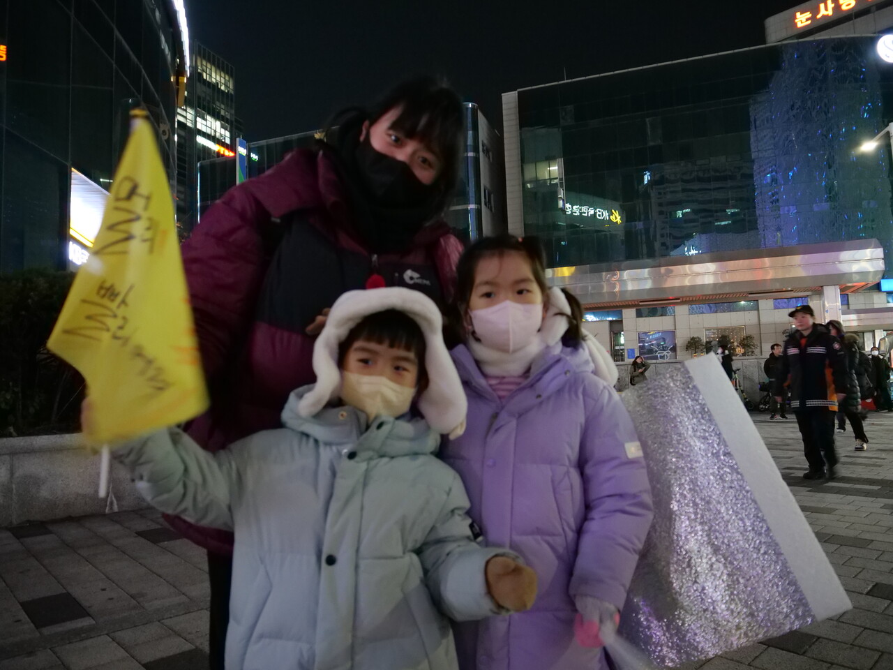 직접 만든 손깃발을 들고 두 아이와 함께 집회에 참여한 시민. 이번이 3번째다. 한지혜 기자.