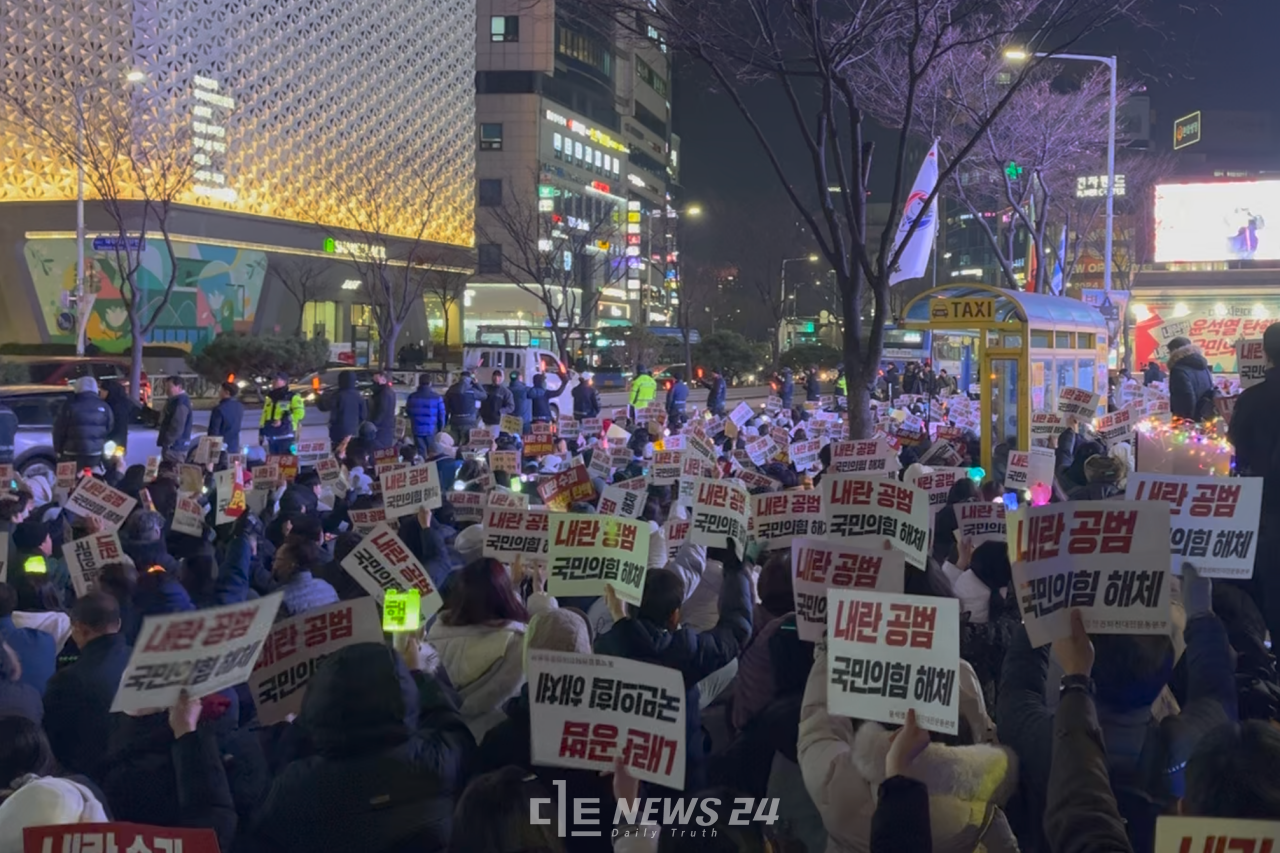 11일 대전 서구 은하수네거리에서 열린 '윤석열 탄핵, 국민의힘 해체, 13차 대전시민대회' 모습. 유솔아 기자. 