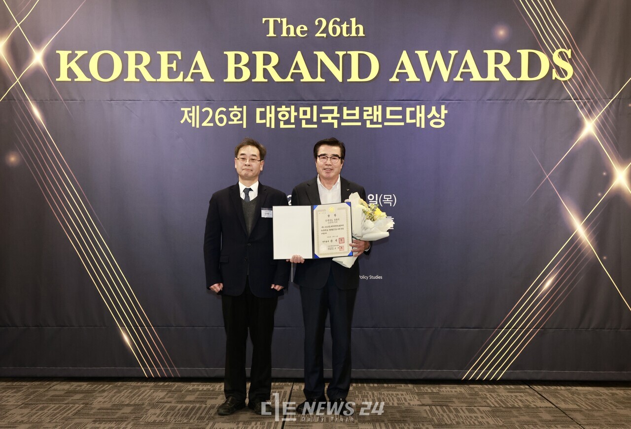 보령머드축제가 12일 서울 산업정책연구원에서 제26회 대한민국 브랜드대상 최우수상(국무총리상)을 수상했다. 김동일 시장(오른쪽)과 산업통상자원부 김재준 과장. 보령시
