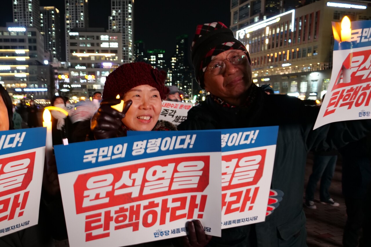 세종시 윤석열 퇴진집회 현장에서 만난 김면호 씨 부부(사진 왼쪽에서 2, 3번째). 한지혜 기자.