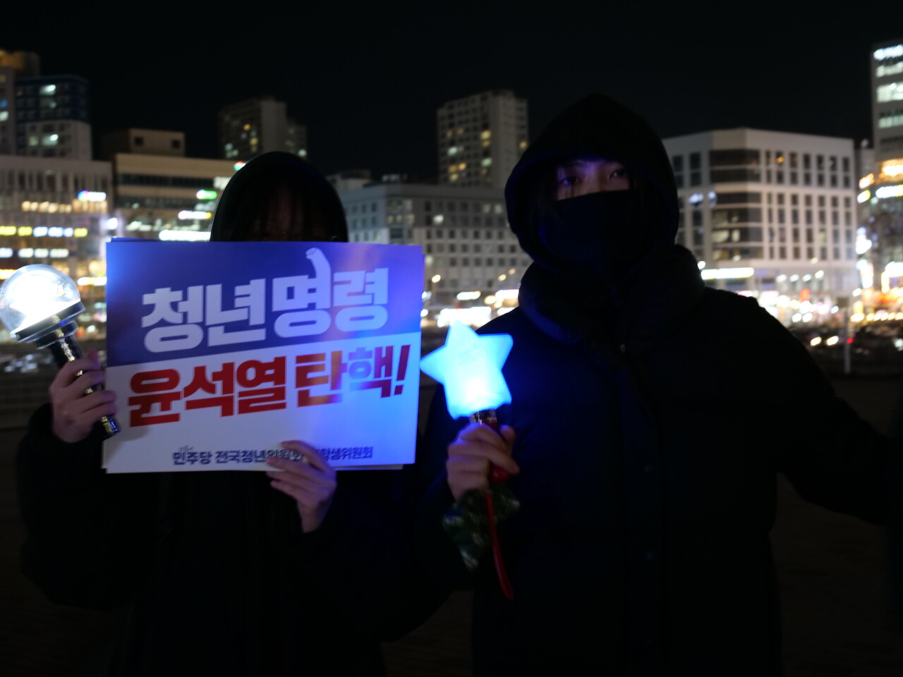 세종시 대통령 탄핵집회 현장에서 만난 시민 김 모 양(사진 왼쪽). 한지혜 기자.