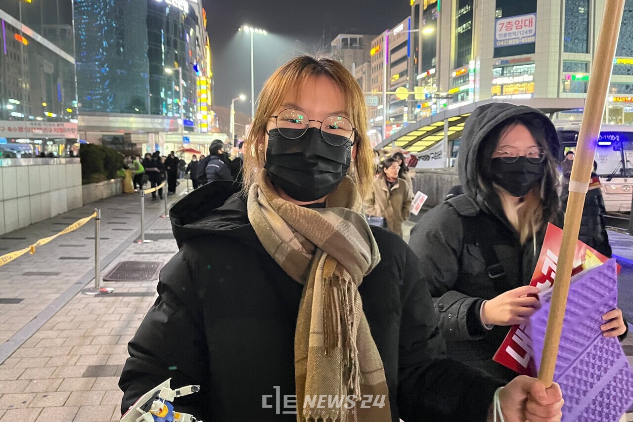 윤석열 정권 퇴진 대전시민대회에 참가한 김00 씨. 유솔아 기자. 