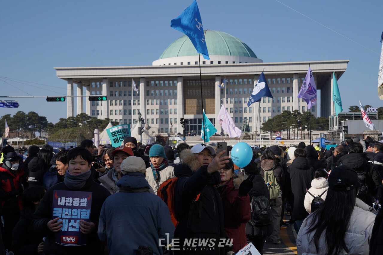 윤석열 대통령 탄핵소추안 재표결을 앞둔 14일 서울 여의도 국회 앞으로 수 많은 시민이 다시 모여들기 시작했다. 황재돈 기자. 