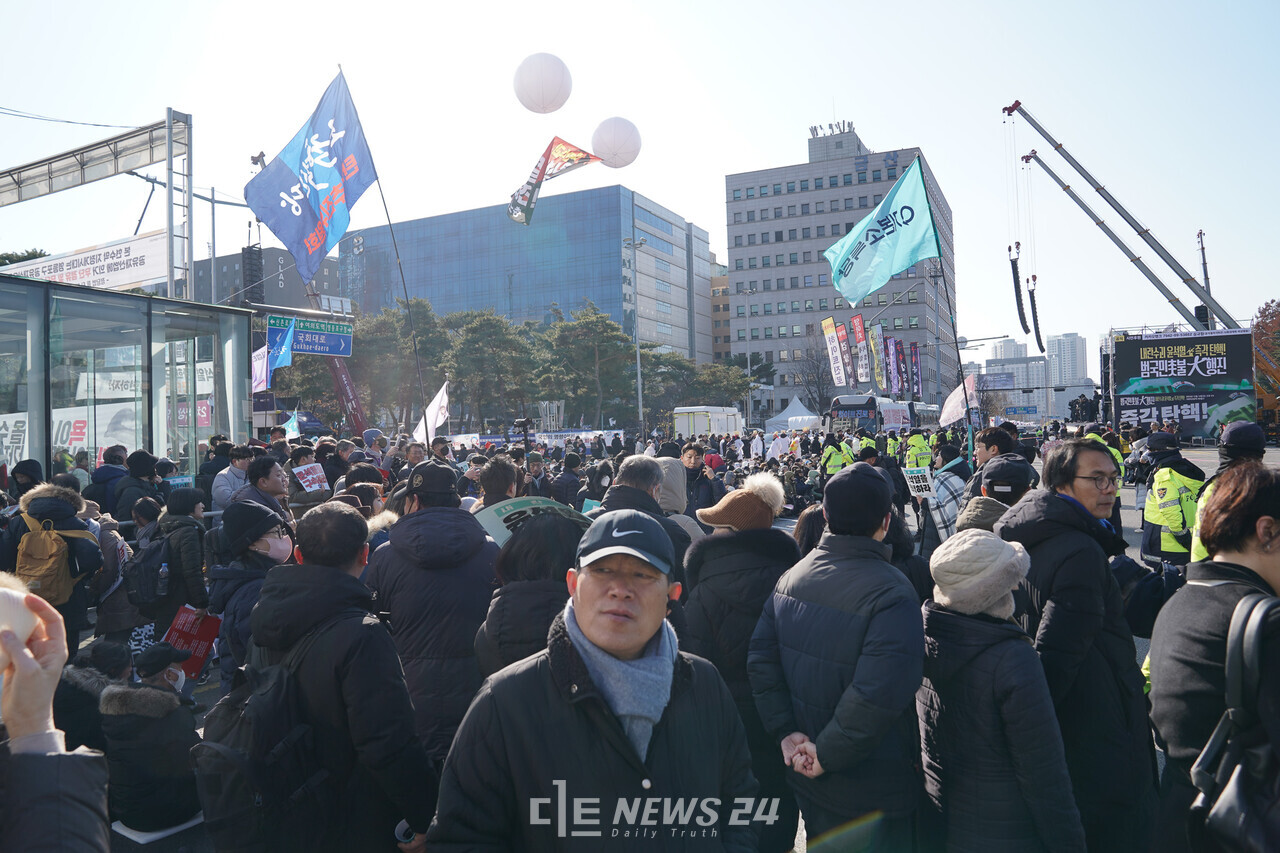 14일 오후 여의도 국회 정문 앞 전경. 황재돈 기자. 