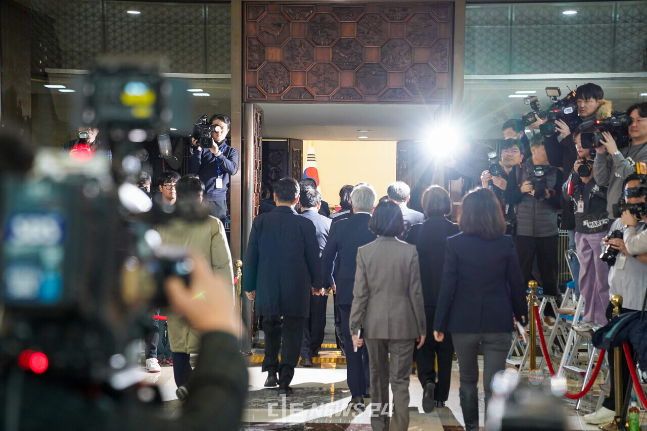 윤석열 대통령 탄핵소추안이 국회를 통과했다. 비상계엄 선포한 지 11일 만이다. 현직 대통령 탄핵안 가결은 2004년 노무현 전 대통령, 2016년 박근혜 전 대통령에 이어 세 번째다. 국회의원이 윤 대통령 탄핵소추안 표결을 위해 본회의장에 들어서는 모습. 황재돈 기자. 