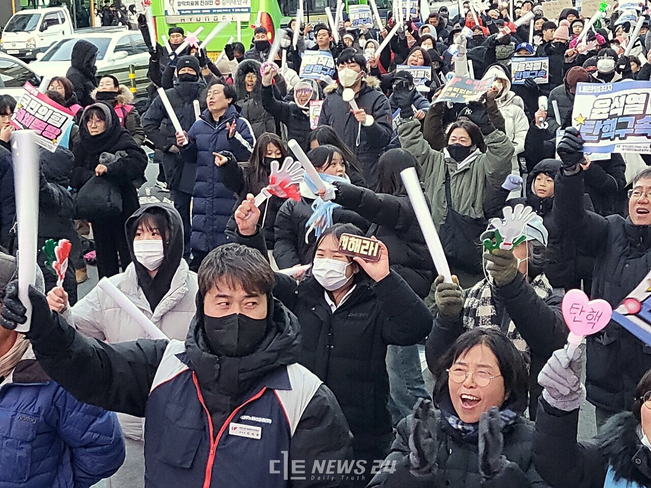 국회 표결 결과 윤석열 대통령의 탄핵소추안이 가결되자 천안 시외버스터미널 앞 집회 현장에 모인 시민들이 일제히 환호성을 지르고 있다. 김다소미 기자. 
