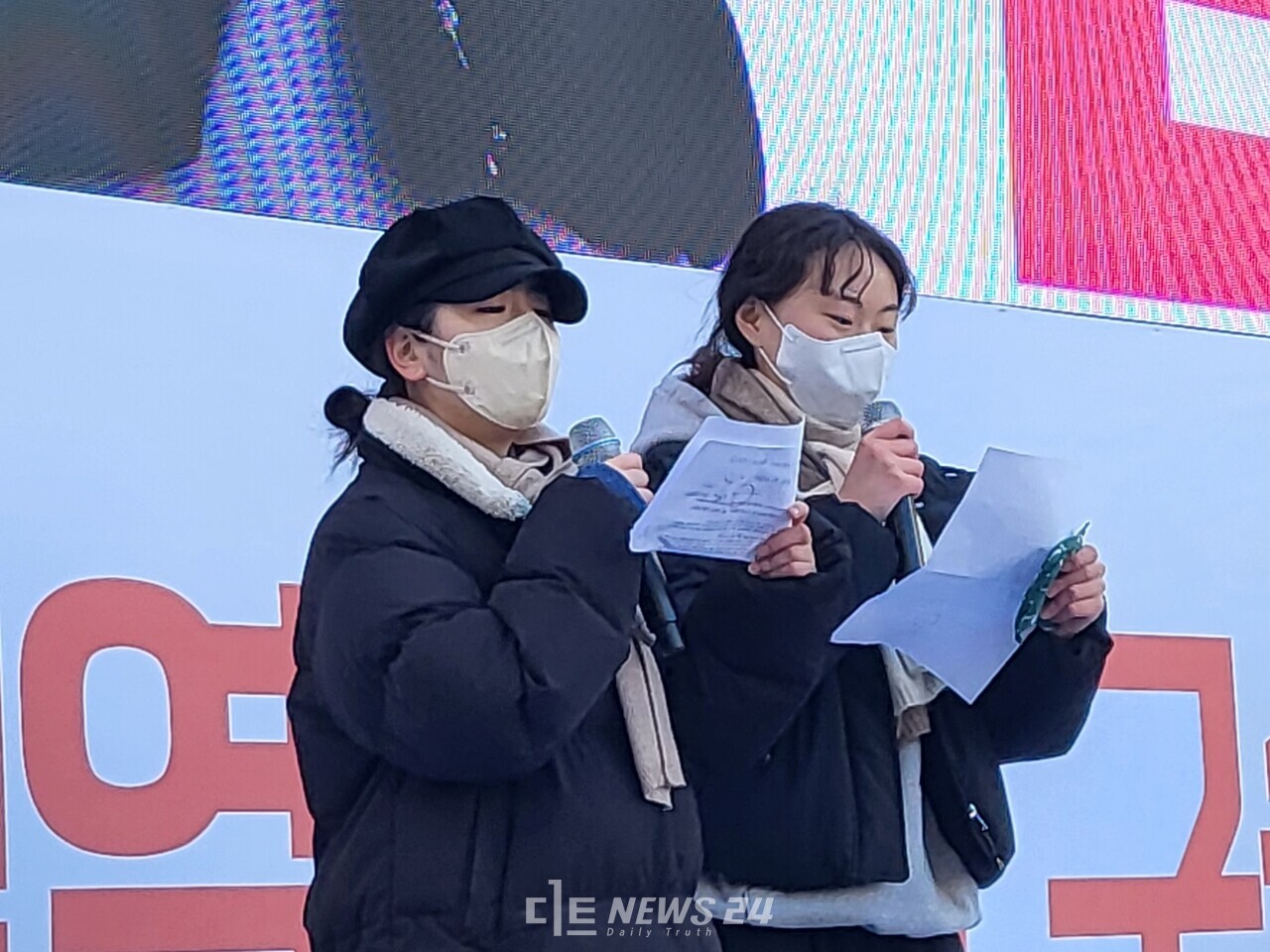 천안여자고등학교 학생 170명 일동은 시국선언문을 통해 "배워온 대로 침묵하지 않고, 이제껏 민주주의를 지켜주신 분들을 위해 움직일 것"이라고 목소리를 높였다. 김다소미 기자. 