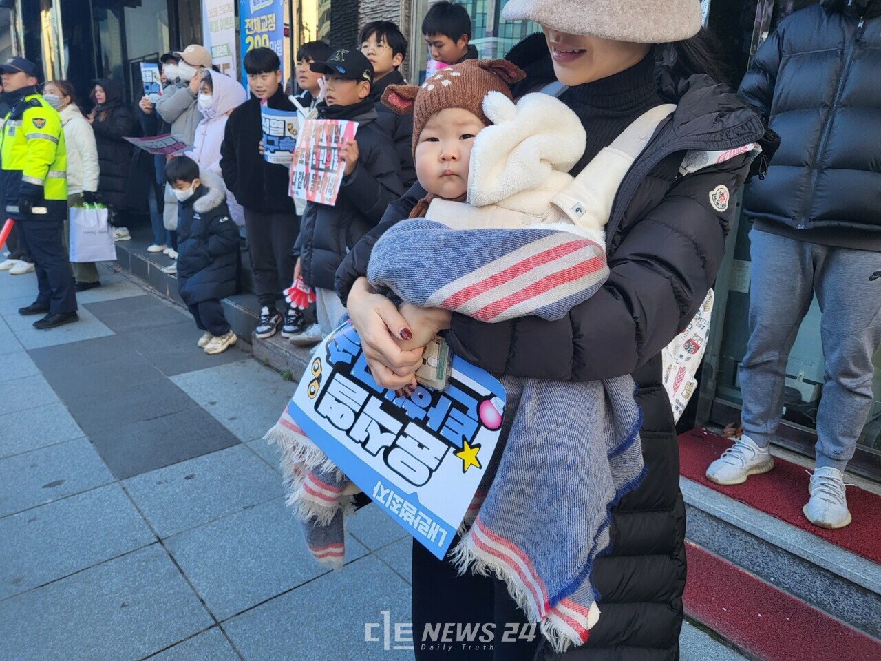 한 천안 시민이 자녀와 함께 집회에 참석했다. 김다소미 기자. 